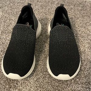EXCELLENT CONDITION BLACK SLIP ON SKETCHERS WITH MEMORY FOAM SIZE 8